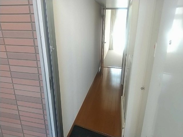 レオパレスグランパルク小柳の玄関