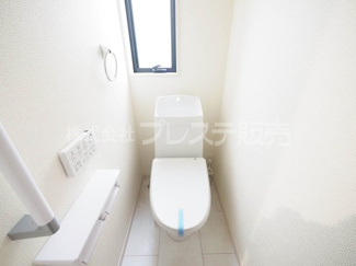 【トイレ】 | 現地写真（１号地２階トイレ）温水洗浄便座を標準装備！