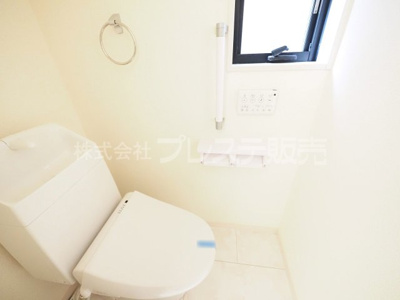 【トイレ】 | 大和郡山市東岡町の新築一戸建 全３区画 | 現地写真（２号地１階トイレ）温水洗浄便座を標準装備！