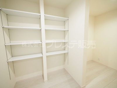 【収納】 | 大和郡山市東岡町の新築一戸建 全３区画 | 現地写真（２号地パントリー）キッチン横に大容量の食品庫を配置♪
