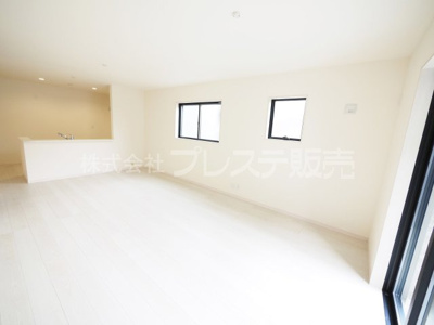 【居間・リビング】 | 大和郡山市東岡町の新築一戸建 全３区画 | 現地写真（2 号地リビング）ＬＤＫは広々１８帖！南向きです♪