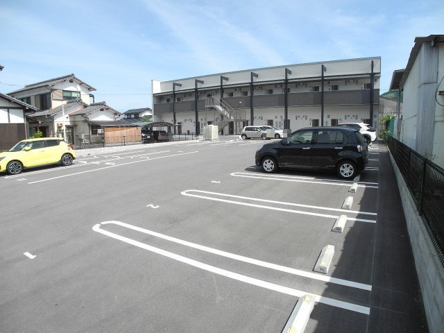 modern palazzo喜々津Soleilの駐車場