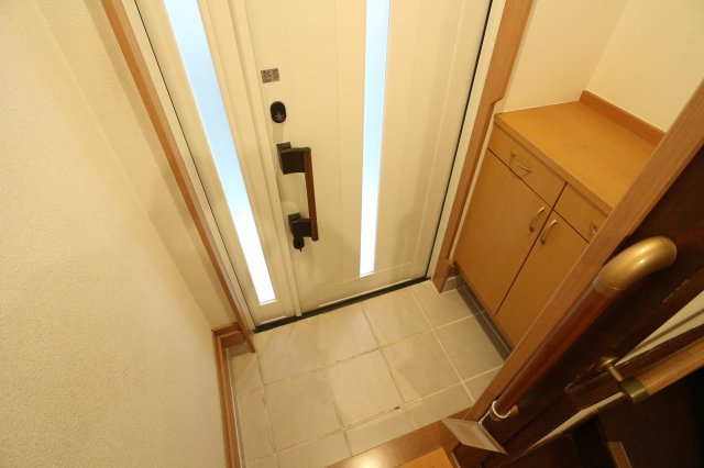 北舞子1丁目貸家の玄関