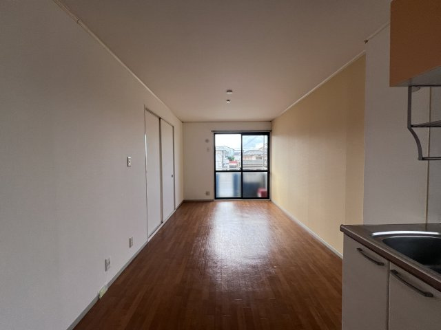 CASA IZUMI B棟の居間・リビング|12帖LDK