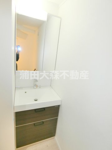 ハーミットクラブハウス京急蒲田の洗面所|2面鏡の独立洗面台　洗面脱衣所