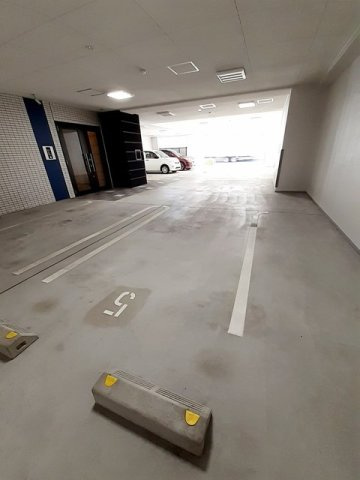 プランドール　コート神戸の駐車場