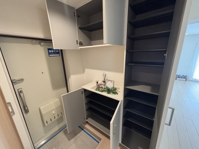 収納豊富な玄関周りです