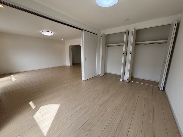 リビング横の洋室です