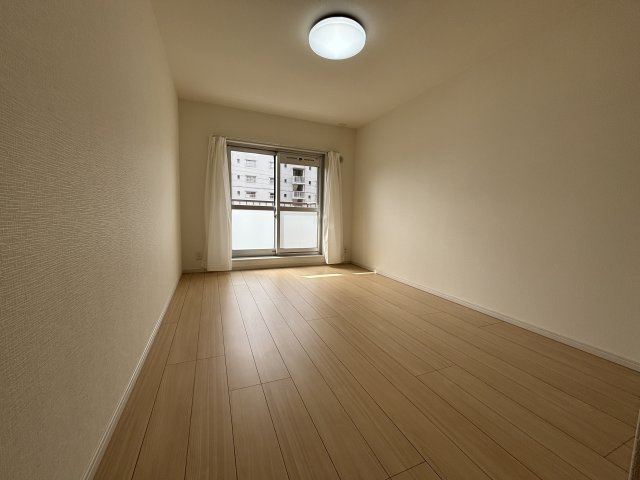 約6.5帖の洋室です