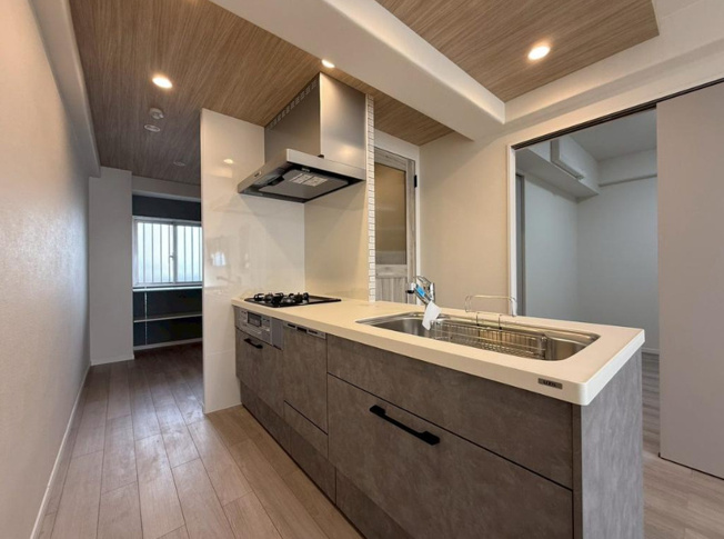 【キッチン】 | シャルマンコーポ今里 | 食洗機付きのシステムキッチン新調です☆3口ガスコンロ☆奥に大容量のパントリースペースあります♪