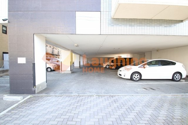 本多ハイツ長門石の駐車場