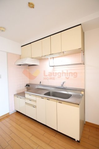 本多ハイツ長門石のキッチン|コンパクトなキッチンで掃除もラクラク