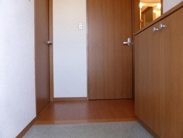 メゾン・ルミエールの玄関