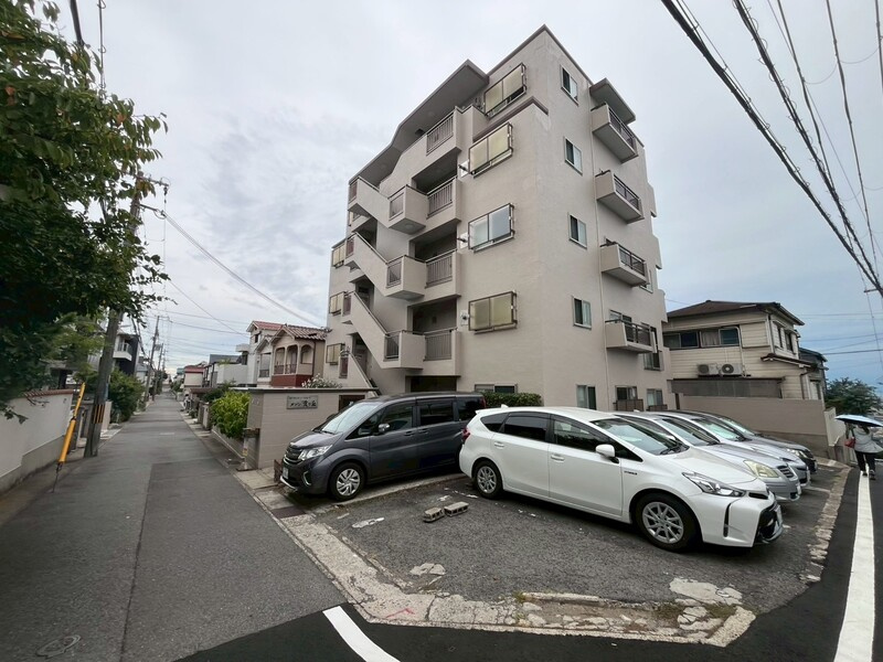 メゾン霞ヶ丘の駐車場