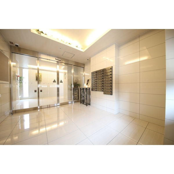 アレーヌコート新瑞橋のエントランス