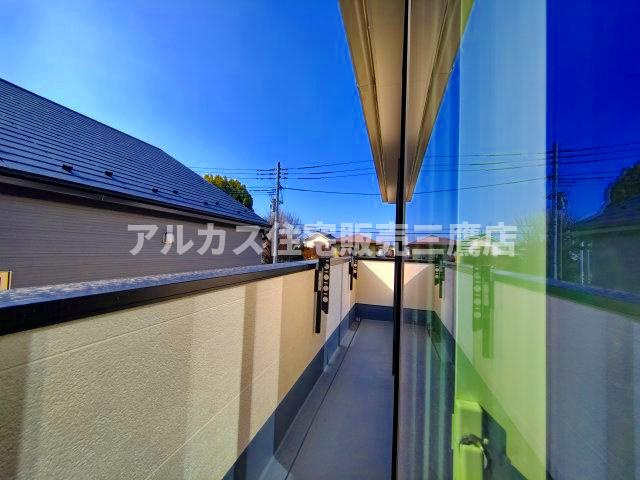 【内覧動画公開中！】三鷹市上連雀８丁目 中央線 三鷹駅 新築戸建のバルコニー