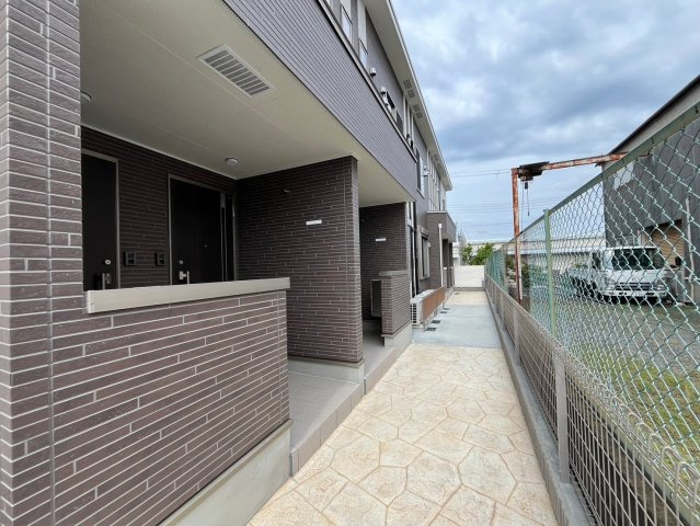 寝屋川市堀溝１丁目のアパートのエントランス