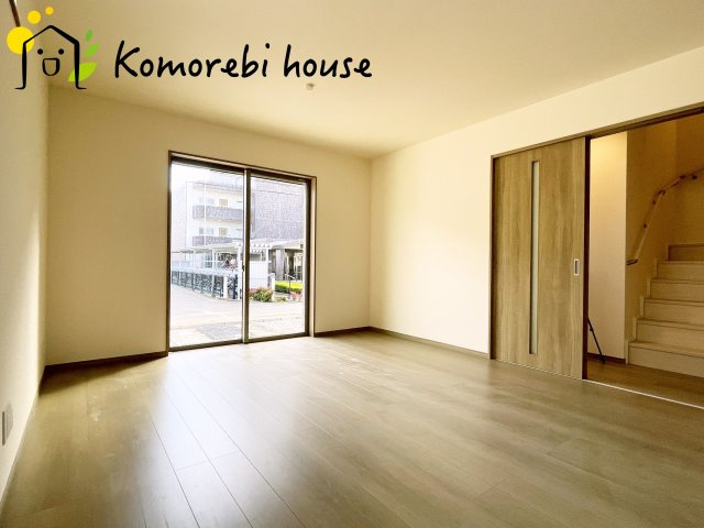 上尾市大字上尾下　4期　新築一戸建て　ハートフルタウン　Bの居間・リビング|高性能窓と断熱材を採用したLDKで、冷暖房効率アップ。家族が集まる時間も快適に過ごせるリビングです。															