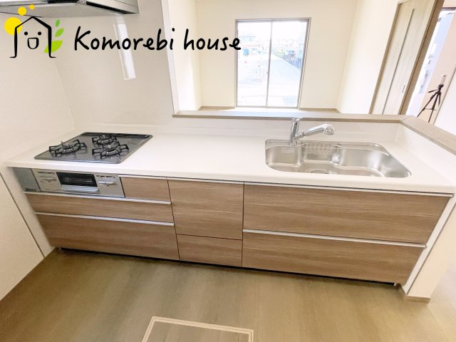 上尾市大字上尾下　4期　新築一戸建て　ハートフルタウン　Bのキッチン|同時調理がしやすい3口コンロにグリルも搭載。大きな鍋もしっかり置ける広めのシンクで作業がしやすく、毎日の料理がより快適になるキッチンです。															