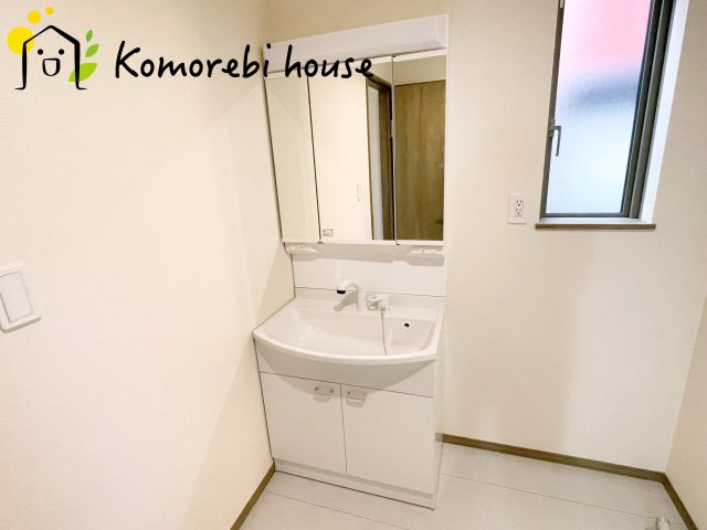 上尾市大字上尾下　4期　新築一戸建て　ハートフルタウン　Bの独立洗面台|白を基調とした清潔感のある洗面台。シンプルで上品なデザインが空間に明るさをプラスします。															