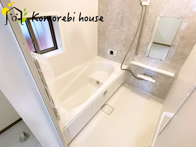 上尾市大字上尾下　4期　新築一戸建て　ハートフルタウン　Bの浴室|浴室に窓があるので換気がしやすく、湿気を逃がせてカビ対策にも◎。防犯面が気になる場合は、面格子の追加も可能です。															