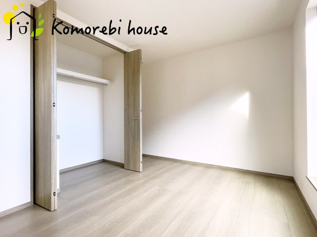 上尾市大字上尾下　4期　新築一戸建て　ハートフルタウン　Bの寝室|寝室にはゆとりのある広さがあり、大きめのベッドも余裕をもって配置できます。実際に内覧いただければ、サイズ感もよりイメージしやすいと思います。採寸もその場でご協力いたしますので、ぜひお確かめください。"