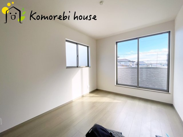 上尾市大字上尾下　4期　新築一戸建て　ハートフルタウン　Bの洋室|最近の新築住宅は窓まわりの性能が大きく進化しています。複層ガラスに、樹脂とアルミを組み合わせた断熱性の高いハイブリッドサッシを採用。															