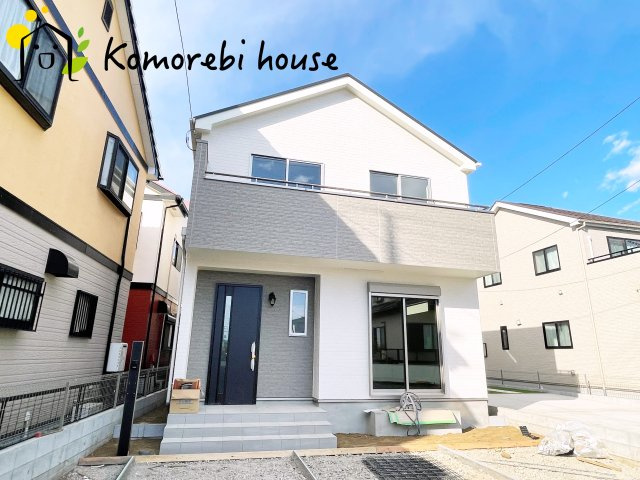 上尾市大字上尾下　4期　新築一戸建て　ハートフルタウン　Bの外観|明るい色合いで統一された外観が魅力の新築住宅。シンプルながら存在感があり、帰宅時に気分が上がるデザインです。周辺環境とも調和し、落ち着いた街並みに映える一邸です。