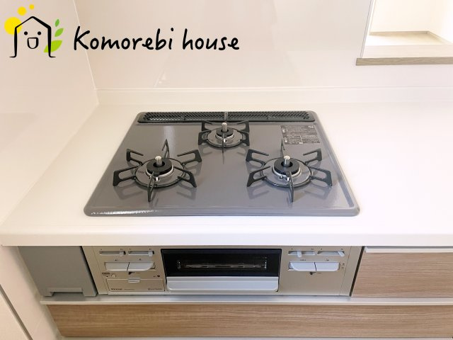 上尾市大字上尾下　4期　新築一戸建て　ハートフルタウン　Bのキッチン|同時調理が叶う3口コンロと便利なグリル付き。忙しい朝のお弁当作りも、夕食の複数メニューもスムーズにこなせる頼れる設備です。															