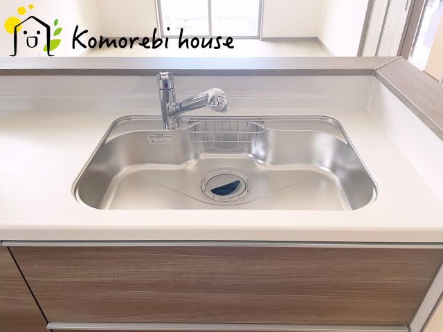 上尾市大字上尾下　4期　新築一戸建て　ハートフルタウン　Bのキッチン|浄水器一体型で、いつでも美味しいお水がそのまま使えるキッチンシンク。料理やコーヒーづくり、炊飯にも安心して利用でき、毎日の食卓が少し豊かに。															