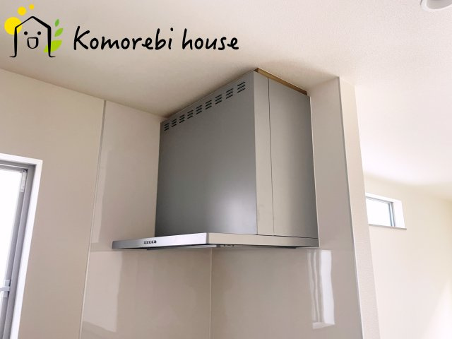 上尾市大字上尾下　4期　新築一戸建て　ハートフルタウン　Bのキッチン|吸引力の高いレンジフードが煙や匂いを素早く排出。揚げ物や炒め物も気兼ねなくでき、リビングに匂いを残しません。															