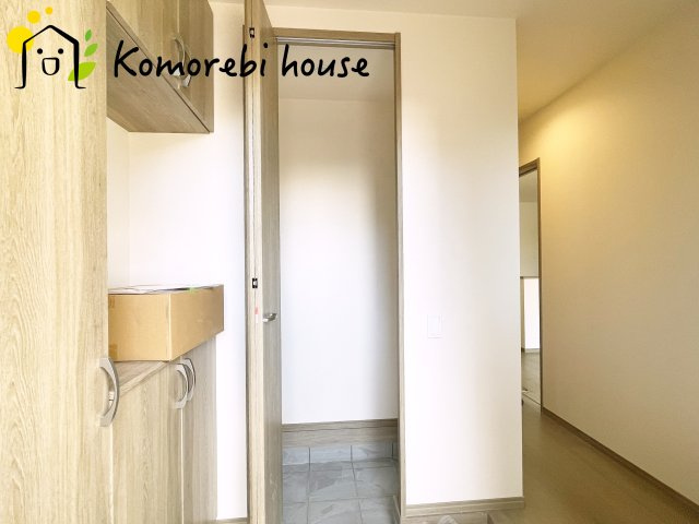 上尾市大字上尾下　4期　新築一戸建て　ハートフルタウン　Bの玄関|土間収納で靴やアウトドア用品をすっきり整理。玄関周りが片付き、家族の出入りも快適です。															