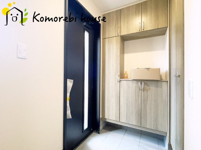 上尾市大字上尾下　4期　新築一戸建て　ハートフルタウン　Bの玄関|大型シューズボックスで家族全員の靴をまとめて収納。玄関がいつでもスッキリ片付きます。