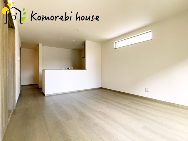 上尾市大字上尾下　4期　新築一戸建て　ハートフルタウン　Bの居間・リビング|18帖以上の広々LDK。家族が集まり、食事や会話、くつろぎの時間が自然と重なる空間です。															