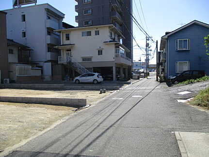 広島市佐伯区隅の浜2丁目　新築一戸建ての前面道路含む現地写真