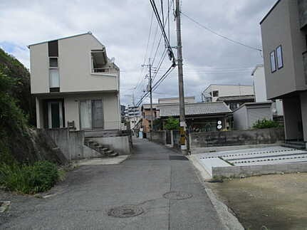 広島市佐伯区隅の浜2丁目　新築一戸建ての前面道路含む現地写真