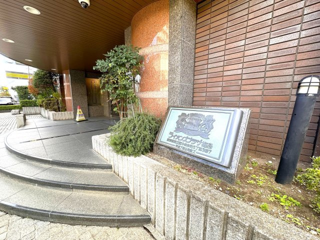 ライオンズプラザ梅島|プライベート感が高まるシックな装いのエントランスで上質な住み心地を実感いただけます☆