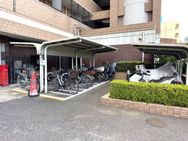 ライオンズプラザ梅島の駐輪場|屋根付きの自転車置場です。雨風から自転車を守り、乗り降りも天候に左右されません♪」