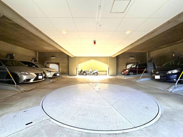 ライオンズプラザ梅島の駐車場