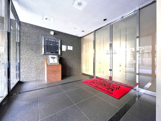ライオンズプラザ梅島のロビー|防犯が気になる方におすすめのオートロック付！しつこい勧誘や不審者の侵入をシャットアウトします♪