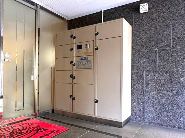 ライオンズプラザ梅島の設備|留守中の荷物の受け取りも心配ありません。宅配ボックス完備♪