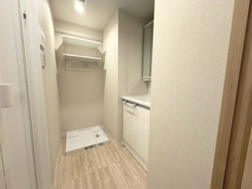 3面鏡タイプで収納に便利♪