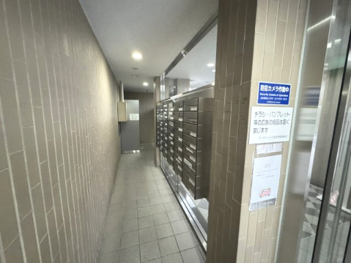 エントランスにはスロープ付きでバリアフリー♪