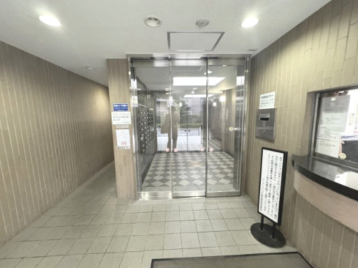 物件外観も植木、フェンスで防犯対策♪