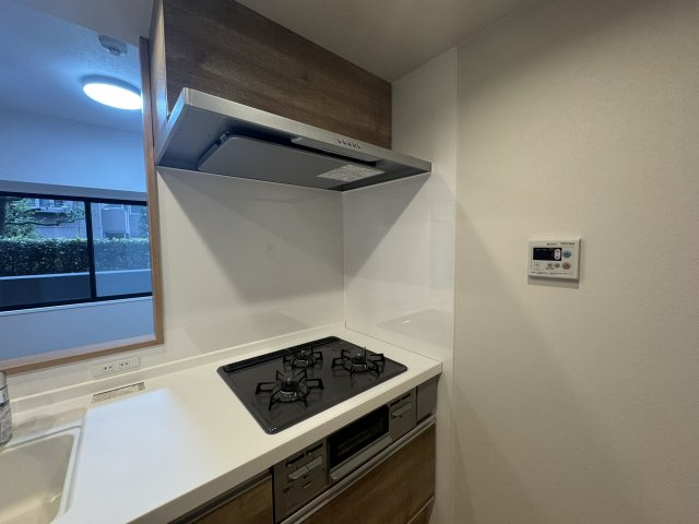 玄関は白基調の落ち着いた印象で飽きの来ないデザイン♪