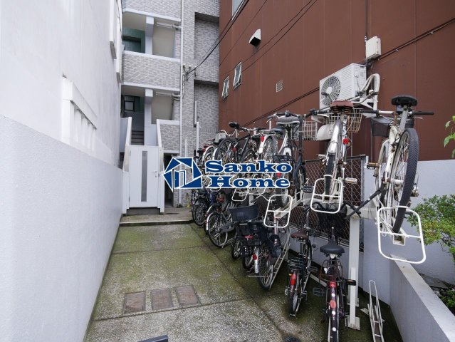 ライオンズマンション浅草言問橋の駐車場