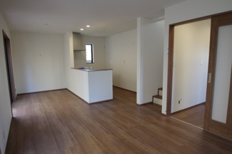 【居間・リビング】 | 【仲介手数料無料！！】府中市四谷3丁目　新築戸建て（全1棟）1号棟　4690万円