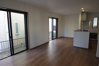 【居間・リビング】 | 【仲介手数料無料！！】府中市四谷3丁目　新築戸建て（全1棟）1号棟　4690万円 | LDK16.25帖