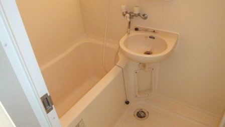 カスタリア西船橋の浴室|洗面台付きお風呂です