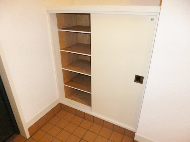 ロジュマン西尾久の収納|玄関脇には下駄箱あります！